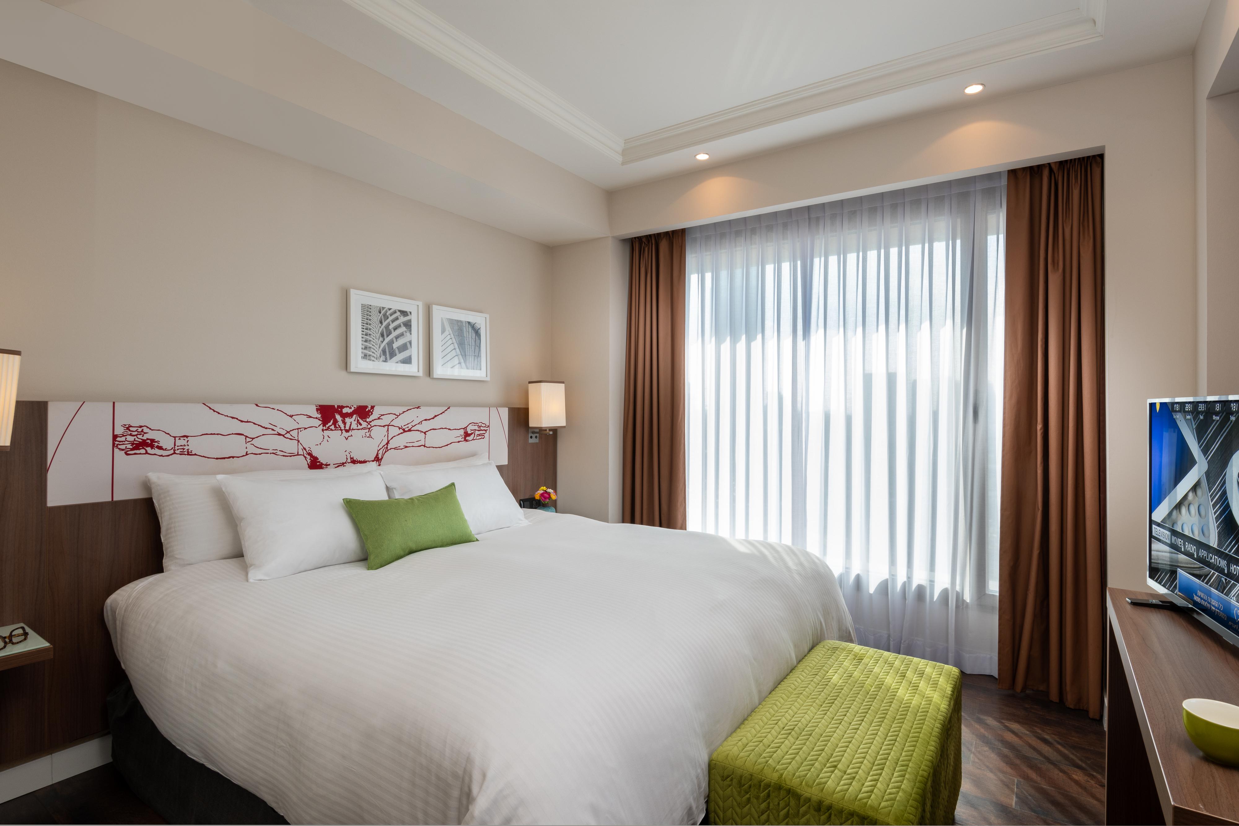 Leonardo City Tower Hotel Tel Aviv Giv'atayim Kültér fotó A bedroom at the hotel