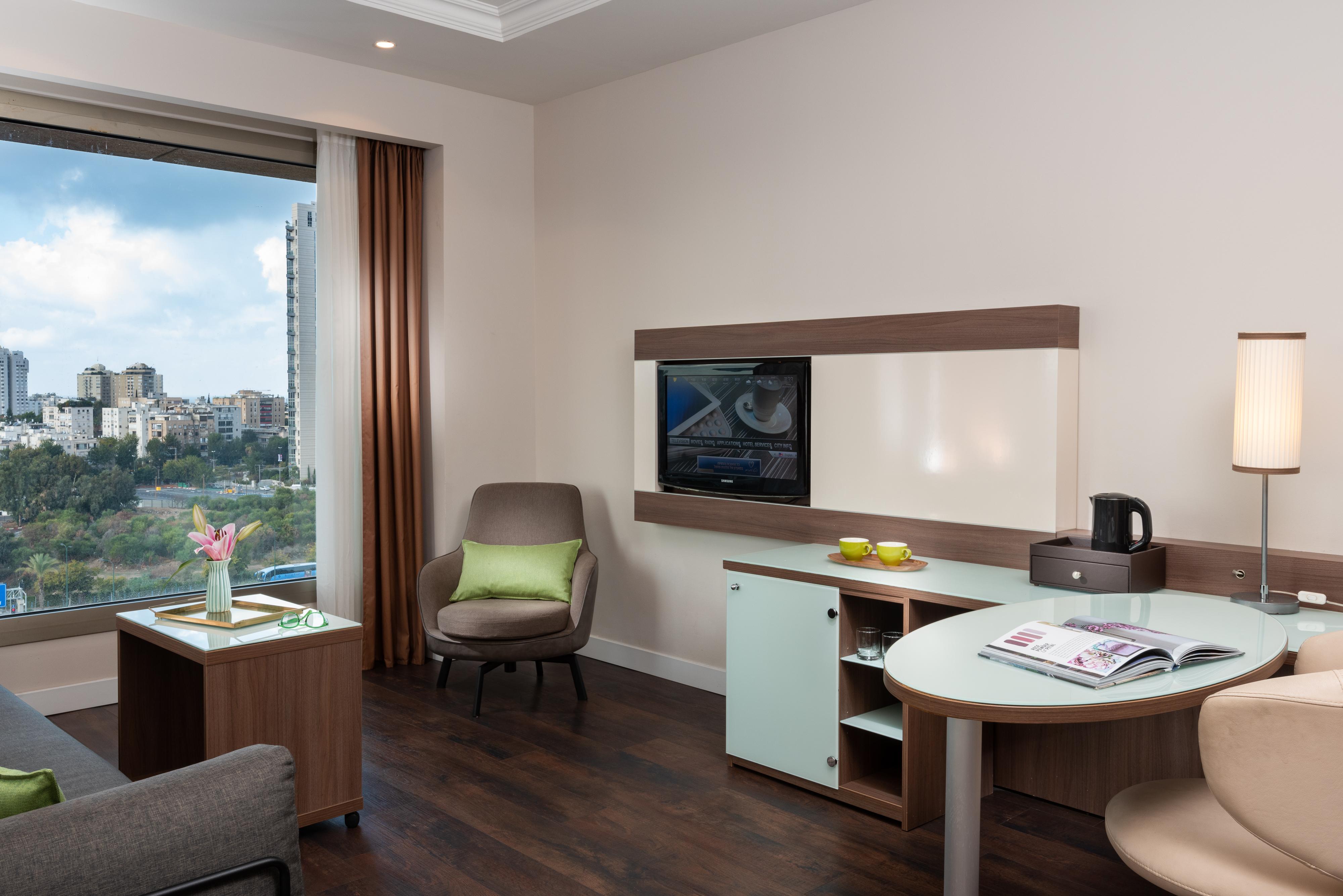 Leonardo City Tower Hotel Tel Aviv Giv'atayim Kültér fotó A room at the hotel