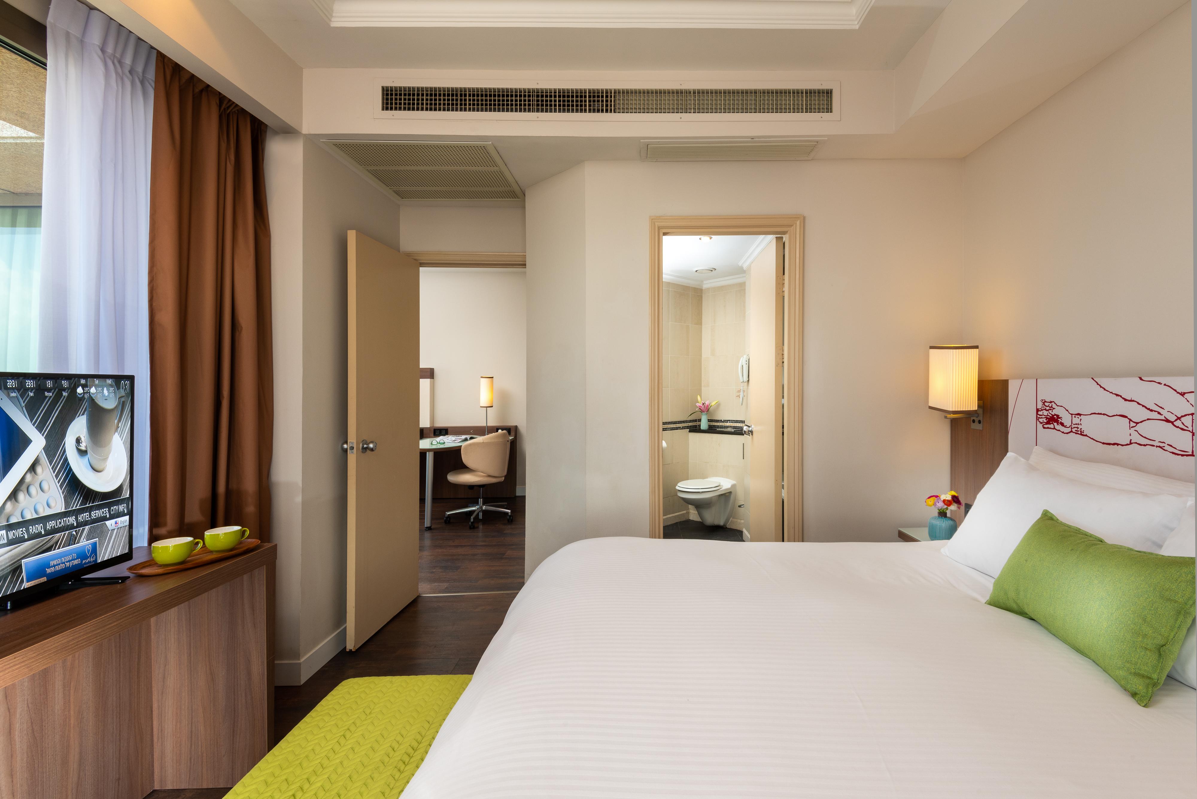 Leonardo City Tower Hotel Tel Aviv Giv'atayim Kültér fotó A bedroom at the hotel