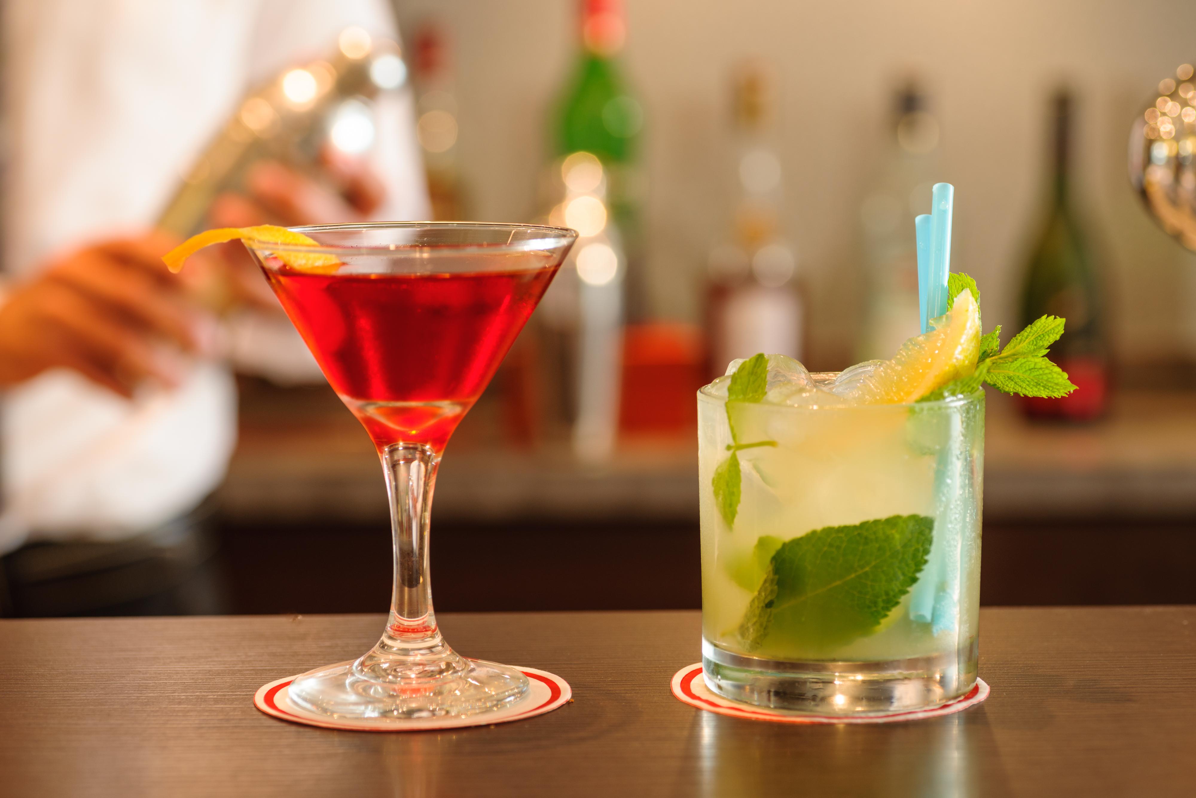 Leonardo City Tower Hotel Tel Aviv Giv'atayim Kültér fotó A cosmopolitan (left) and a mojito (right)