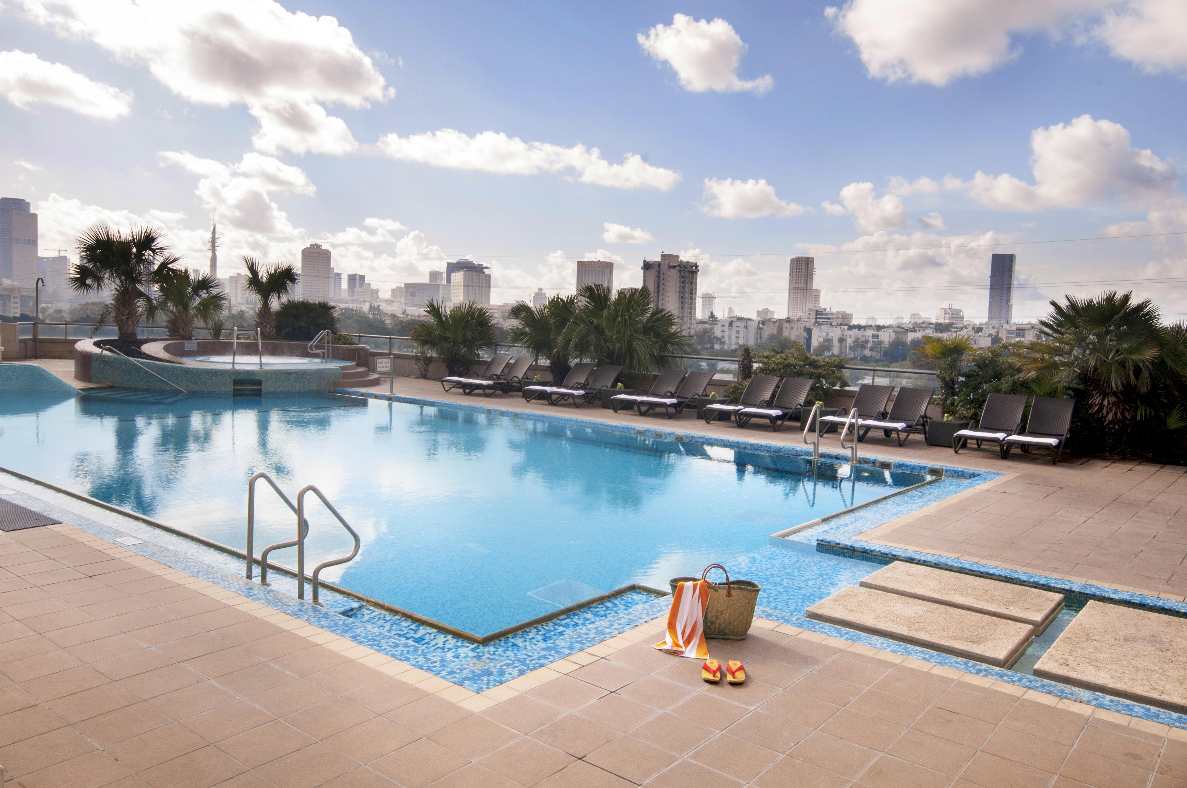 Leonardo City Tower Hotel Tel Aviv Giv'atayim Kültér fotó The swimming pool at the hotel