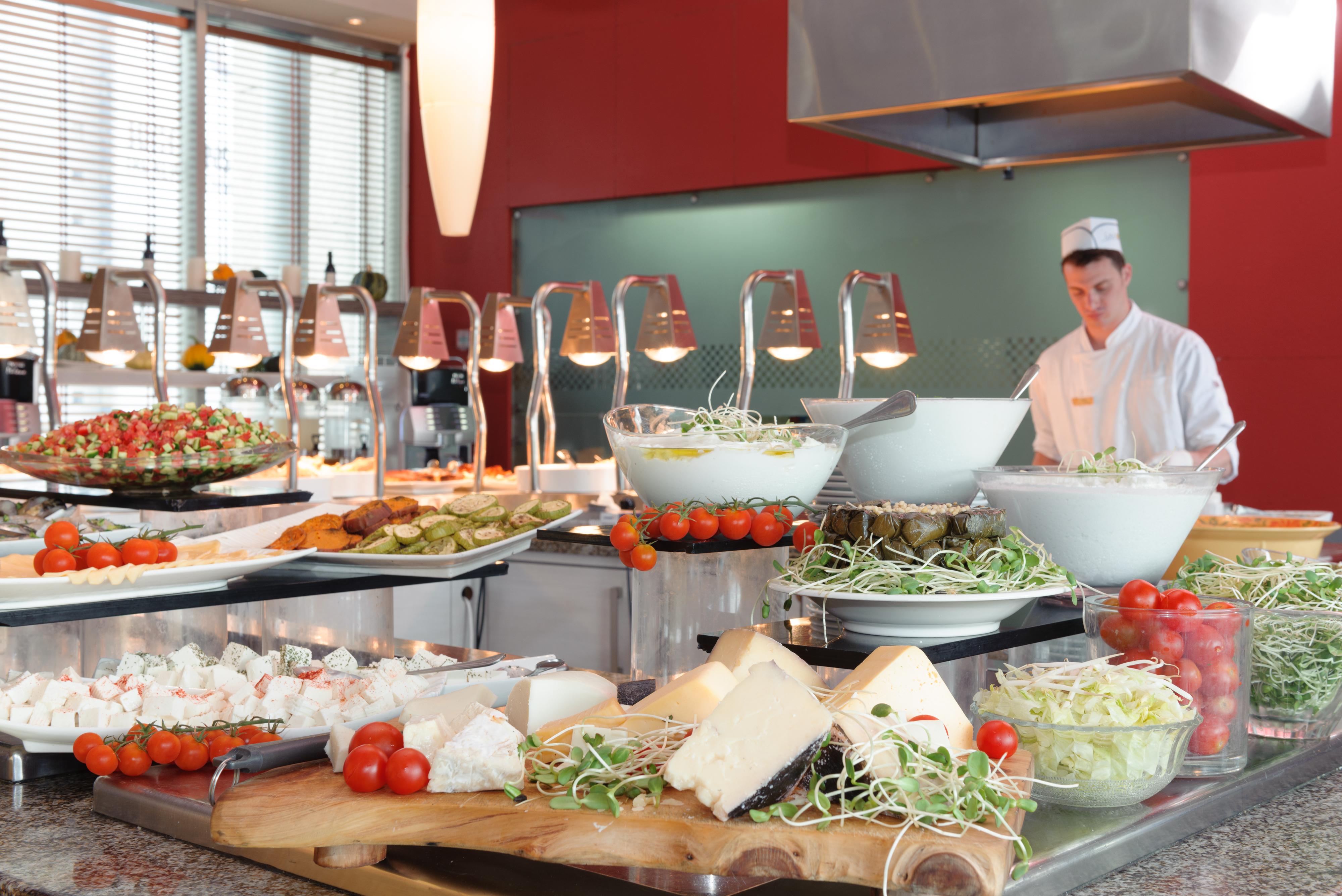 Leonardo City Tower Hotel Tel Aviv Giv'atayim Kültér fotó A salad bar
