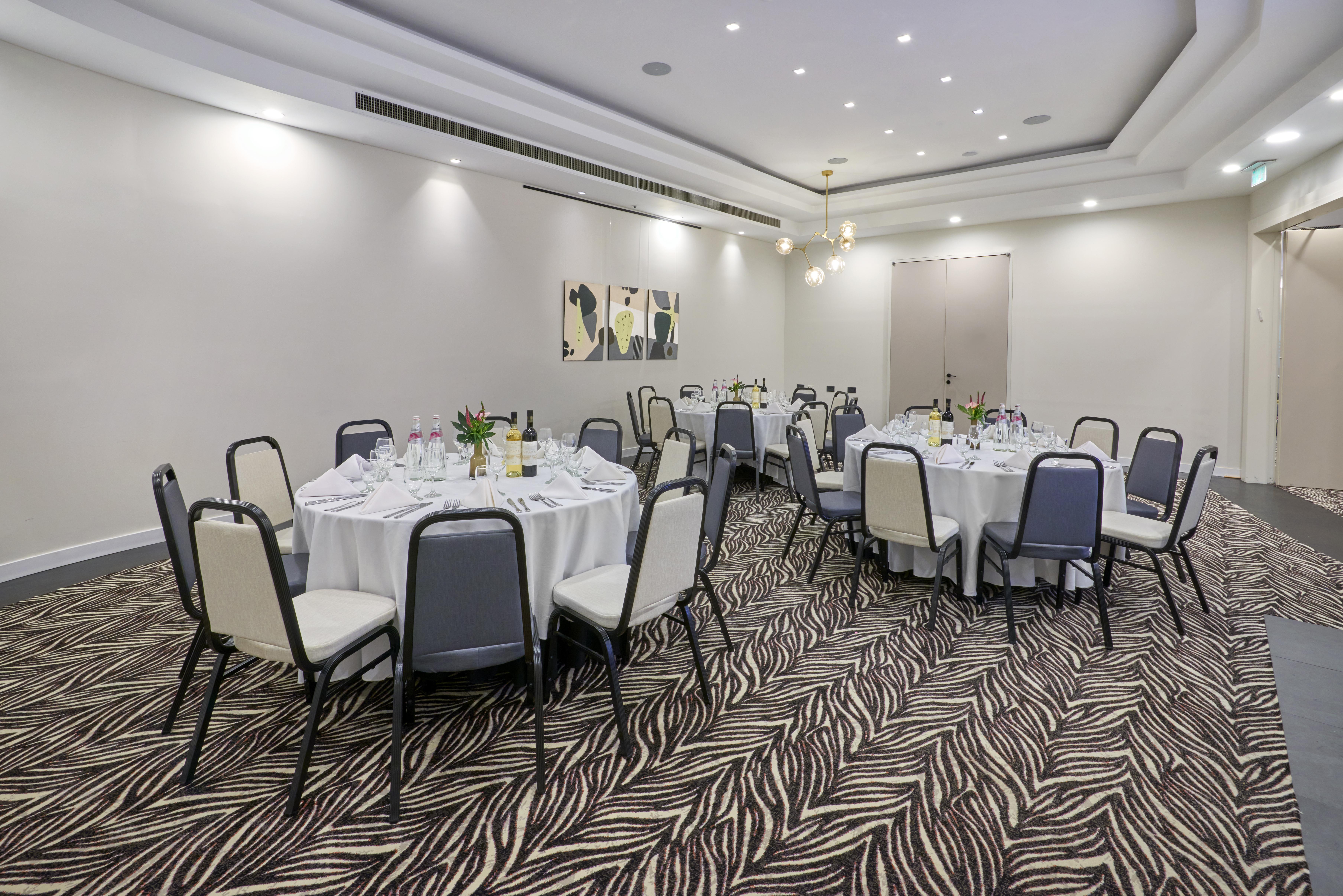 Leonardo City Tower Hotel Tel Aviv Giv'atayim Kültér fotó The hotel's meeting room