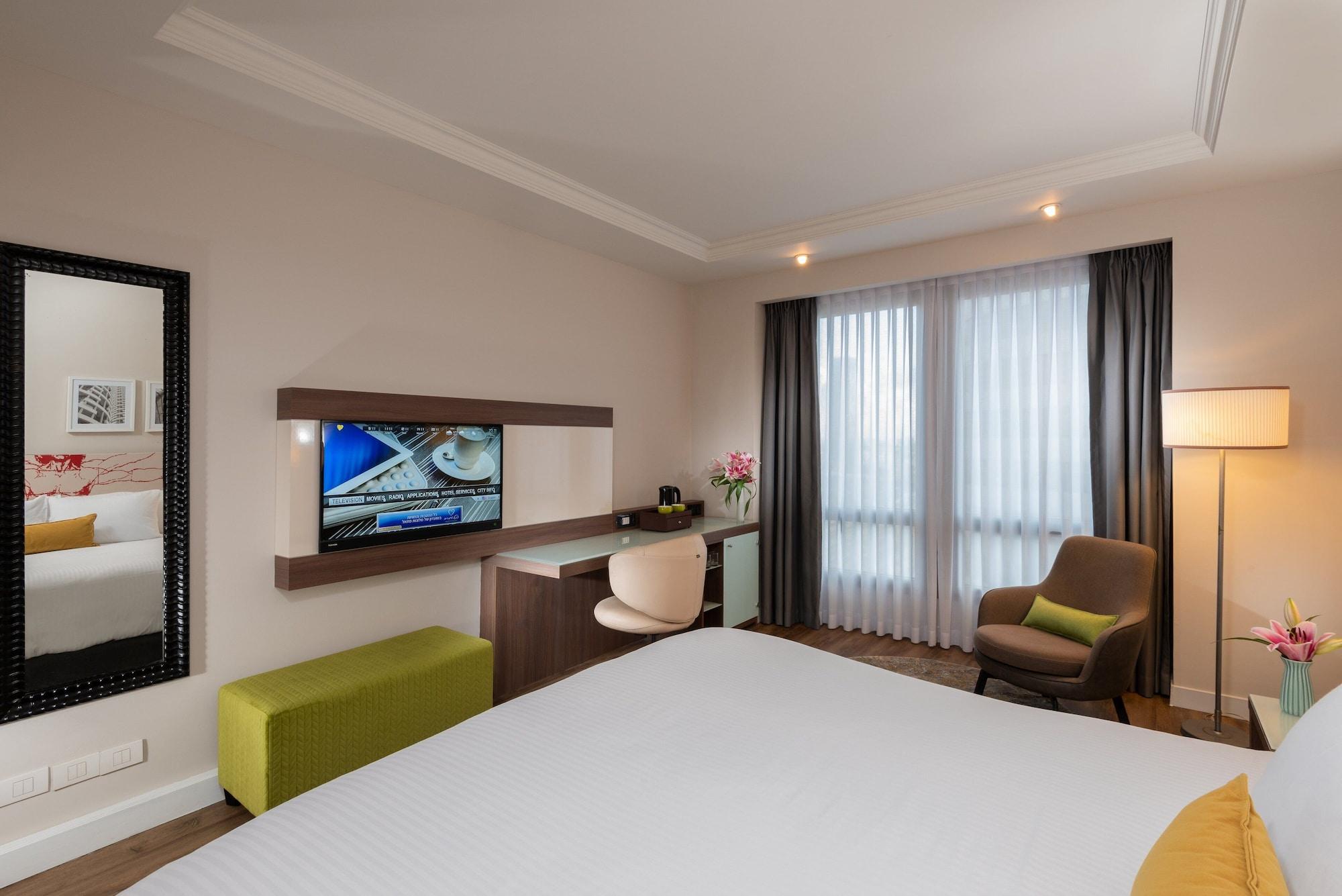 Leonardo City Tower Hotel Tel Aviv Giv'atayim Kültér fotó A room at the hotel
