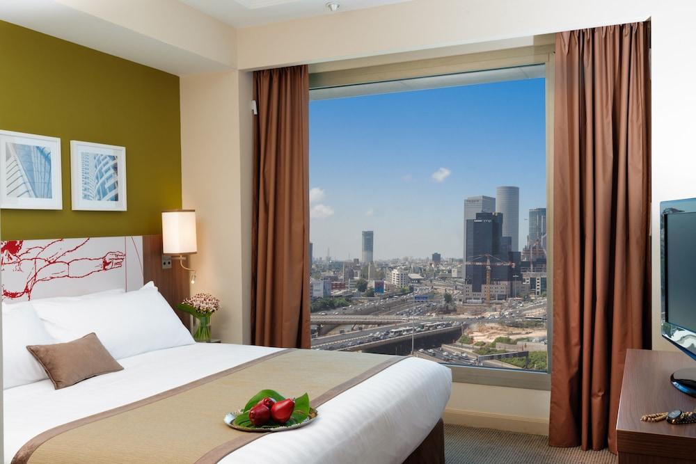 Leonardo City Tower Hotel Tel Aviv Giv'atayim Kültér fotó A bedroom at the hotel