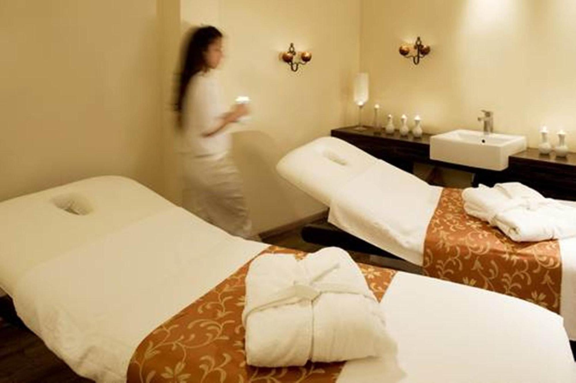 Leonardo City Tower Hotel Tel Aviv Giv'atayim Kültér fotó A spa treatment room