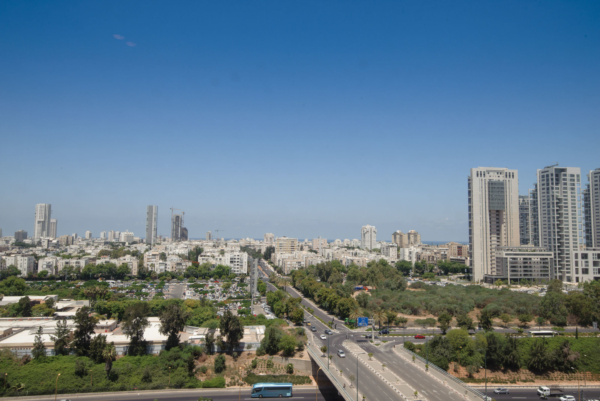 Leonardo City Tower Hotel Tel Aviv Giv'atayim Kültér fotó View of Kiryat Jamir