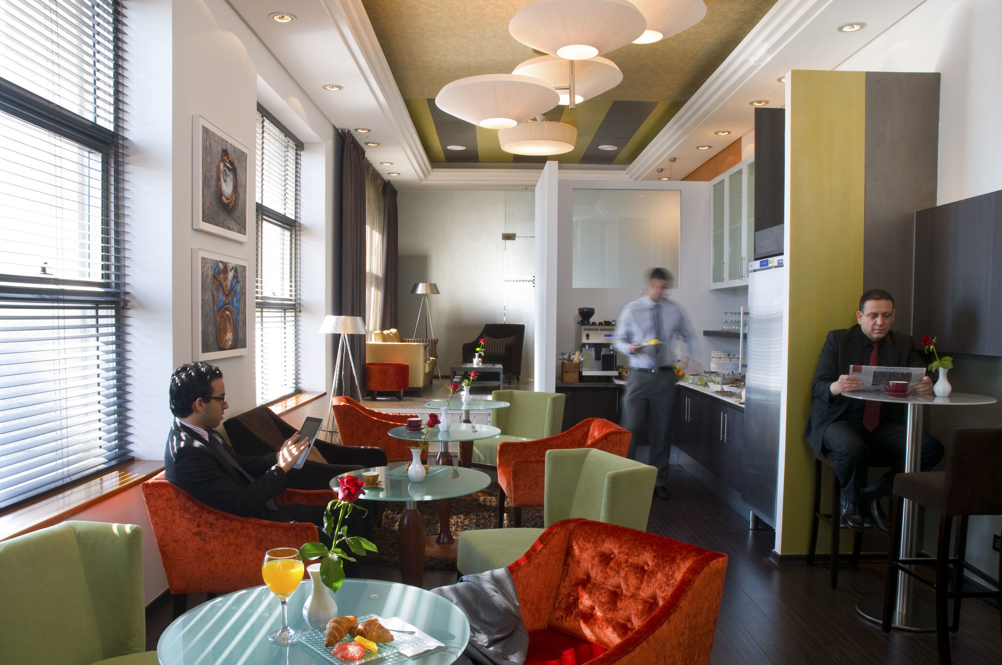 Leonardo City Tower Hotel Tel Aviv Giv'atayim Kültér fotó The lounge at the airport