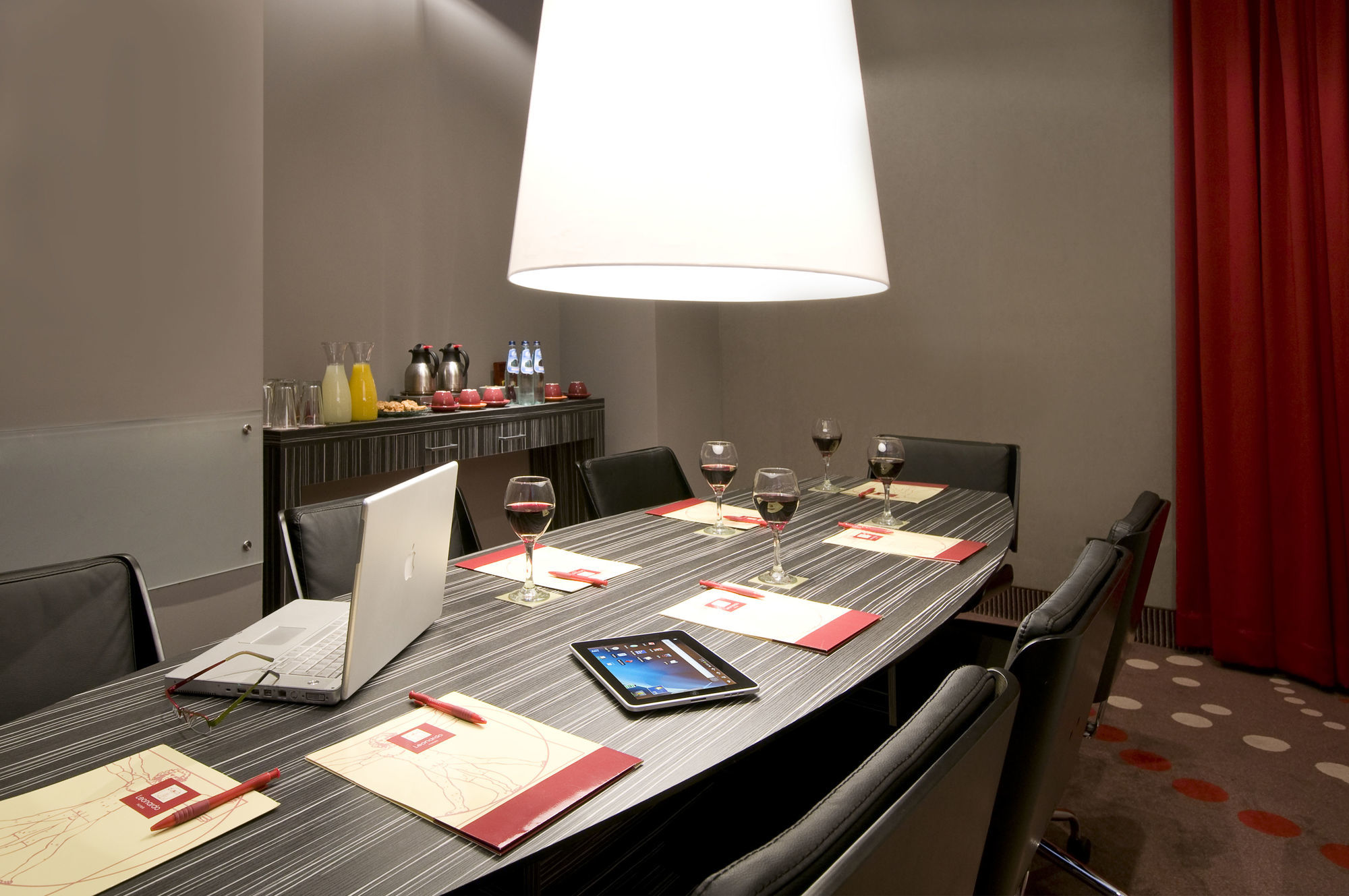 Leonardo City Tower Hotel Tel Aviv Giv'atayim Kültér fotó A wine tasting in progress