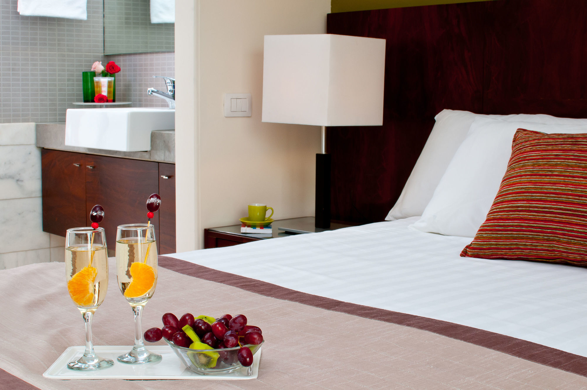 Leonardo City Tower Hotel Tel Aviv Giv'atayim Kültér fotó A bedroom at the hotel