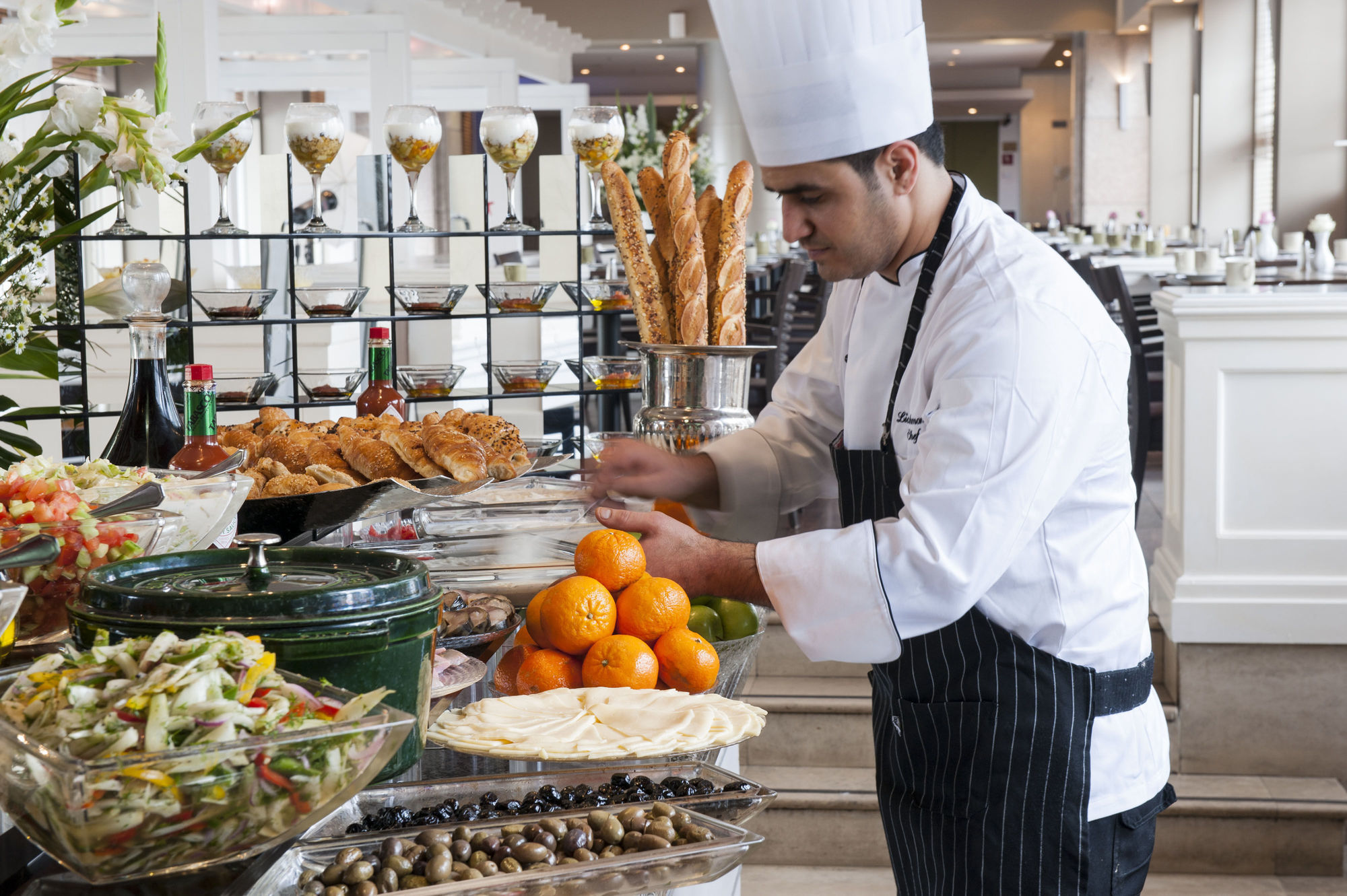 Leonardo City Tower Hotel Tel Aviv Giv'atayim Kültér fotó A chef at work