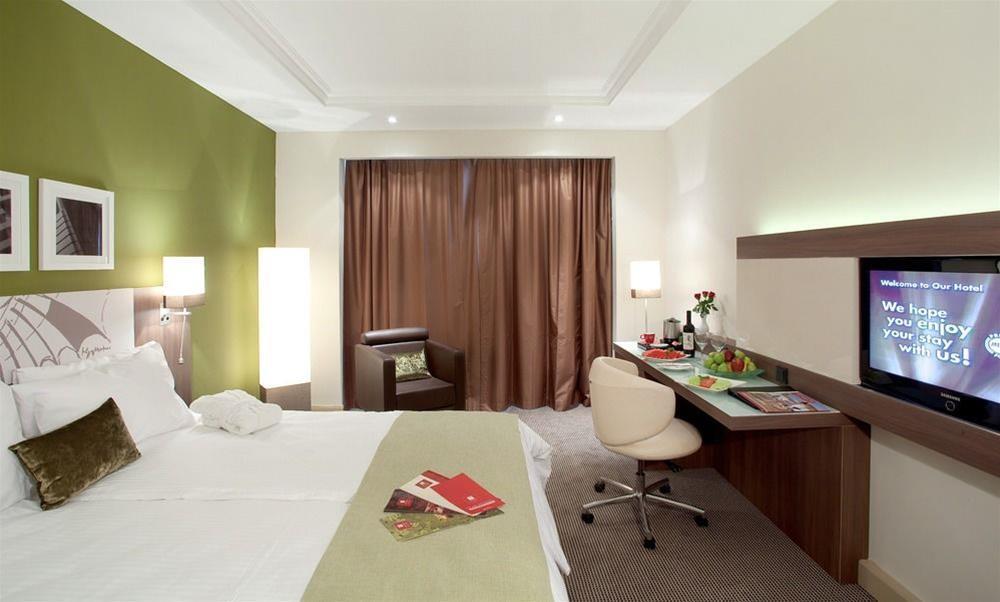 Leonardo City Tower Hotel Tel Aviv Giv'atayim Kültér fotó A typical room at the hotel